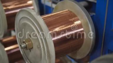 电缆厂内铜线拉丝工艺.. 线圈与铜线旋转在专门的设备上。